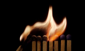 Прячьте спички и зажигалки от детей