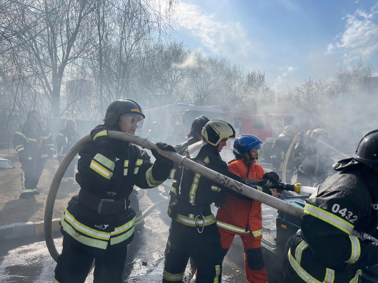 В День советской пожарной охраны сотрудники центрального аппарата МЧС России преодолели пожарно-спасательную полосу препятствий