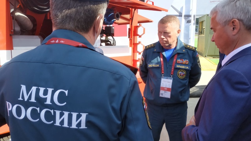 Заместитель Министра МЧС России Павел Барышев посетил экспозицию Министерства на форуме «Армия-2020»