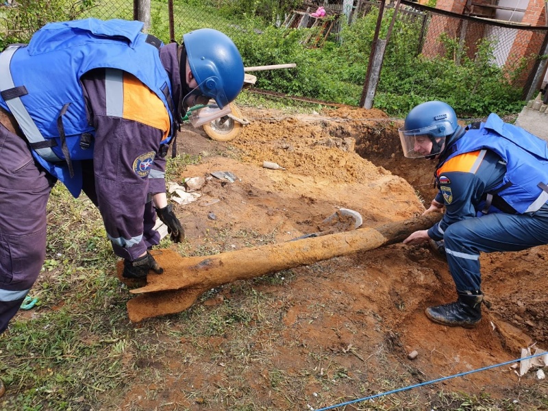 Пиротехники Центра «Лидер» извлекли из земли реактивный снаряд «Катюши» на участке жителя Московской области