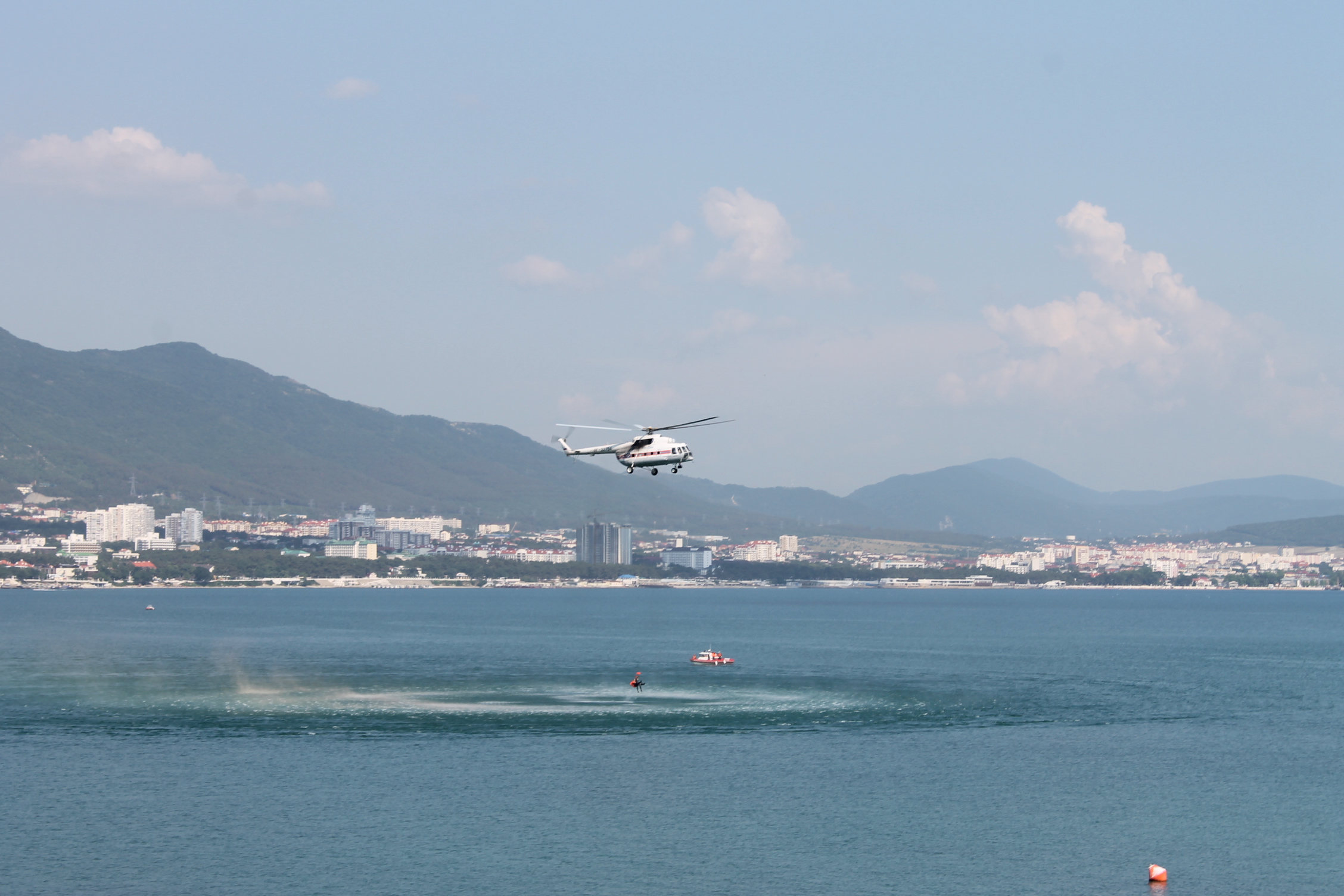 В Геленджике проходит сбор по подготовке летного состава авиации МЧС России