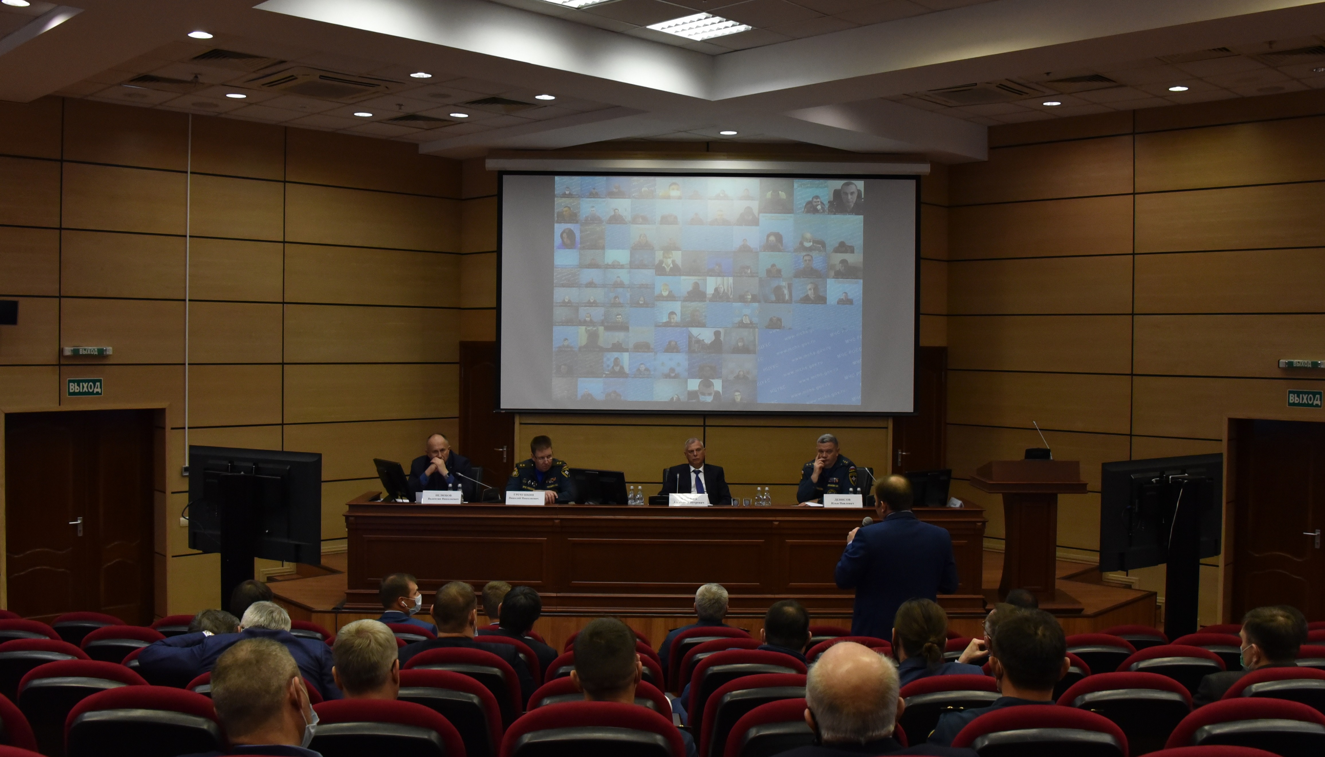 На пожарном конгрессе обсудили проблемы внедрения в подразделения МЧС России современной пожарно-спасательной техники и оборудования