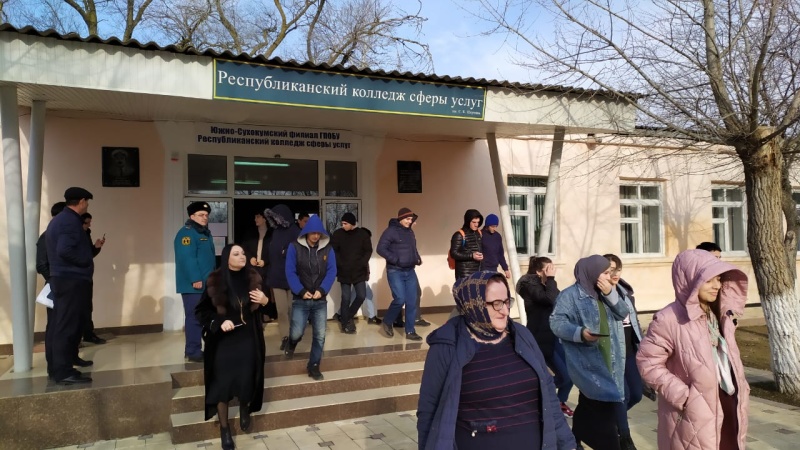 К 30-летию МЧС: в колледже сферы услуг Южно-Сухокумска прошли пожарно-тактические учения