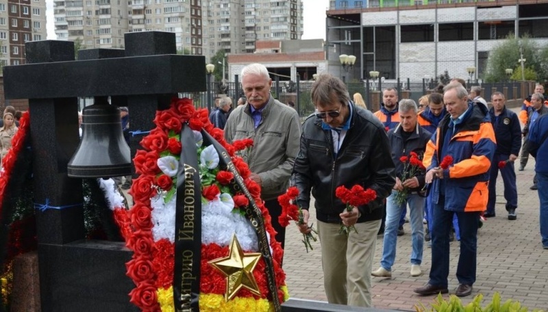 Спасатели отряда «Центроспас» МЧС России почтил память товарищей, погибших в результате теракта в Беслане