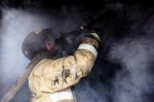 Дознаватели устанавливают причину пожара в Октябрьском районе