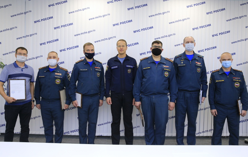 Андрей Гурович торжественно вручил ключи от квартир 5 военнослужащим ведомства