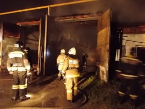 В Новосибирске ликвидирован крупный пожар в гаражном боксе