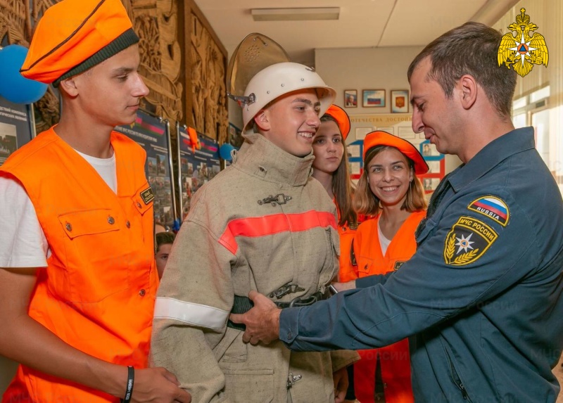 МЧС России поздравляет ВДЦ "Орлёнок" с 60-летием