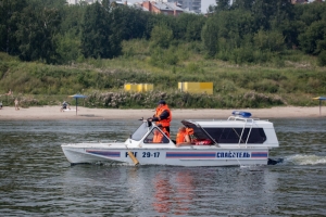 Новосибирские спасатели взяли на буксир два судна, которые из-за сильного ветра оказались заблокированы на острове