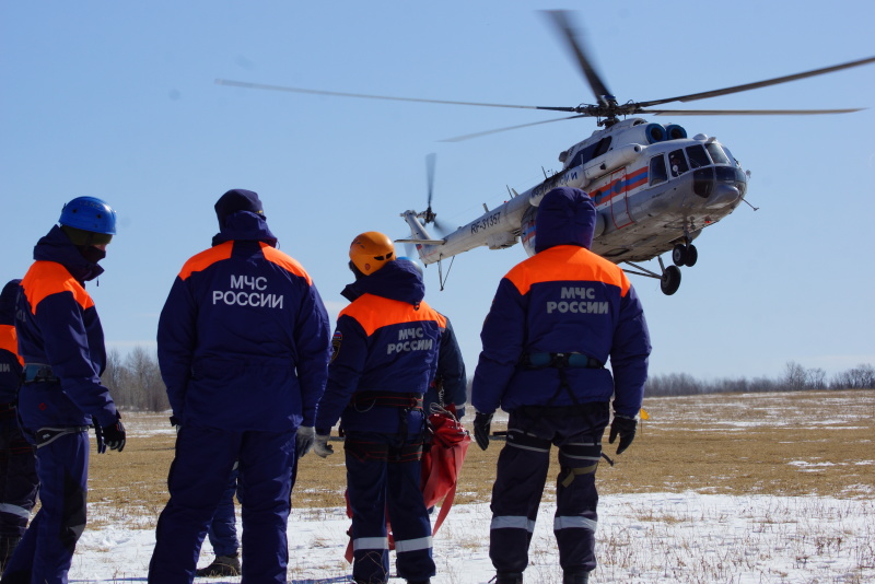 На Дальнем Востоке спасатели МЧС России проводят учебно-методический сбор по парашютно-десантной подготовке (видео)