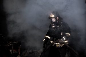 В Новосибирске пожарные спасли человека на пожаре в жилом доме