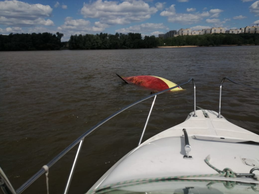 Сотрудники МЧС спасли двух человек с затонувшей парусной яхты