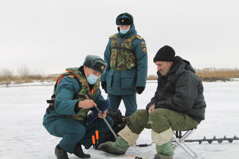 МЧС России проводит рейды с любителями порыбачить