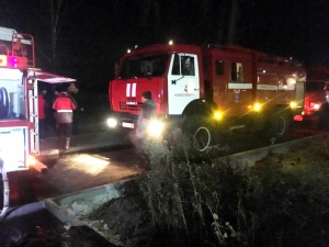 Дознаватели МЧС России устанавливают причину пожара на станции Мочище в Новосибирской области