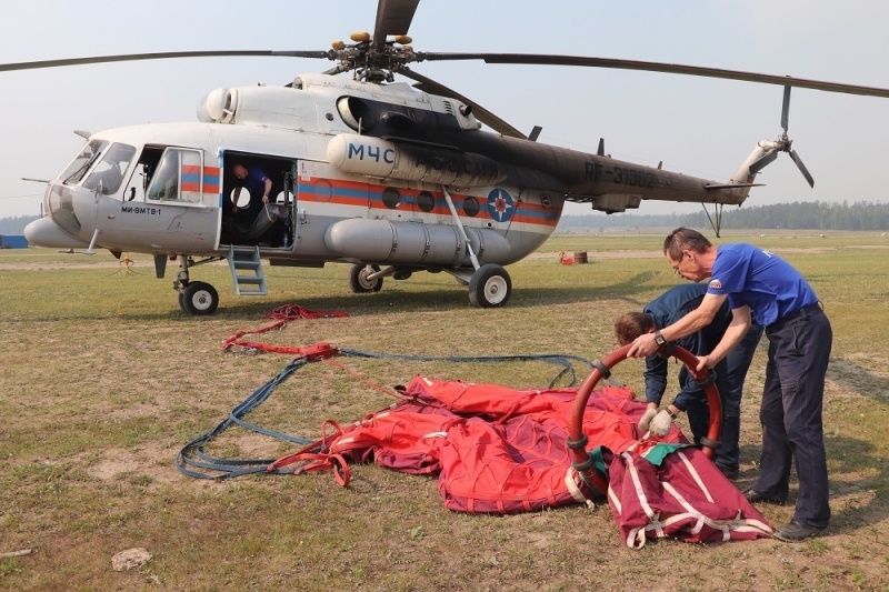 В Якутии с начала пожароопасного сезона авиацией МЧС России сброшено более 9,5 тысяч тонн воды
