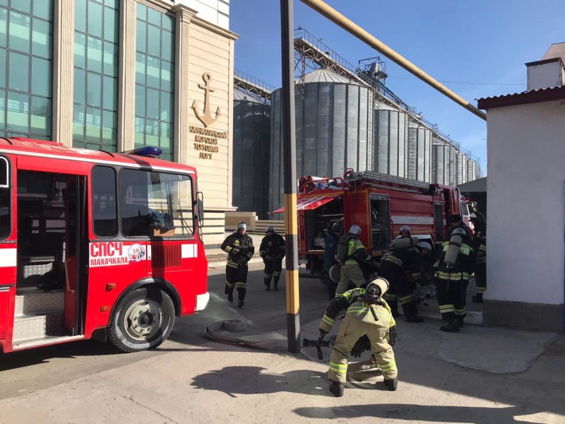 В Махачкалинском морском торговом порту прошли пожарно-тактические занятия