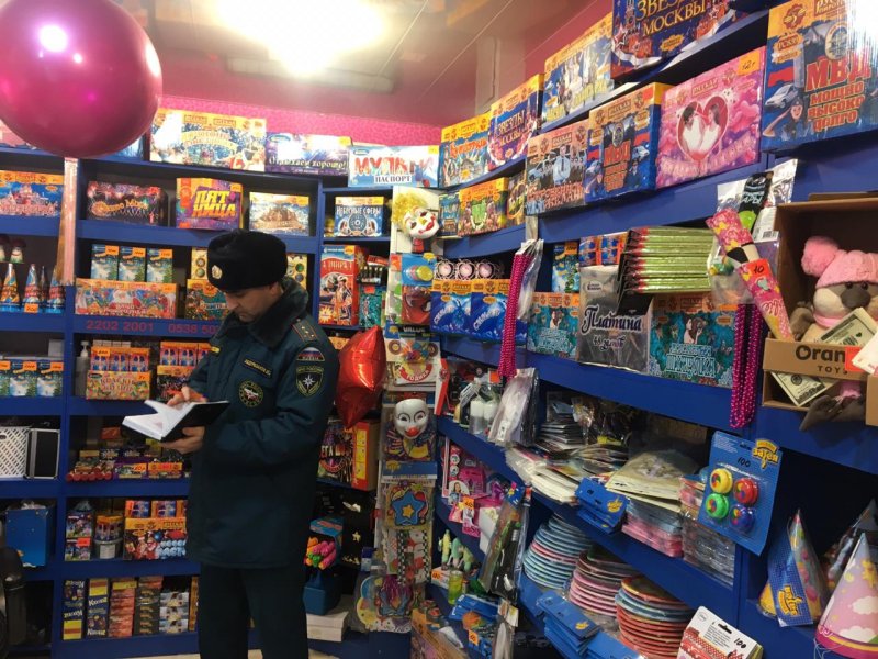 В местах реализации пиротехнической продукции республики проходят рейды инспекторов МЧС