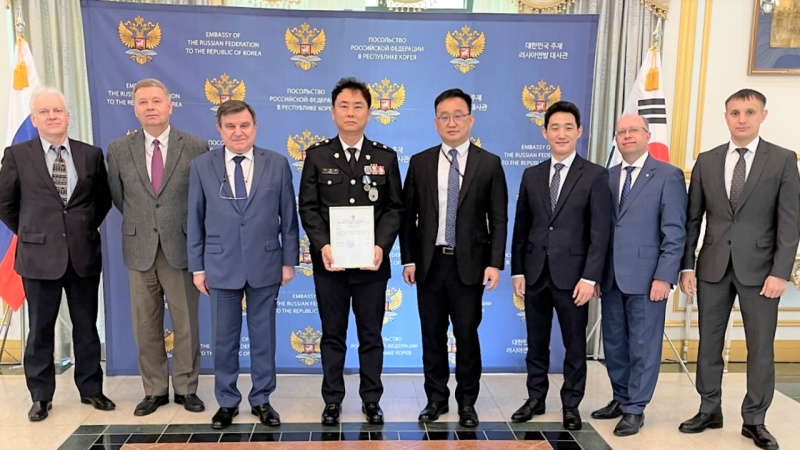 Медалью МЧС России «За содружество во имя спасения» награжден  гражданин Республики Корея за спасение русского моряка