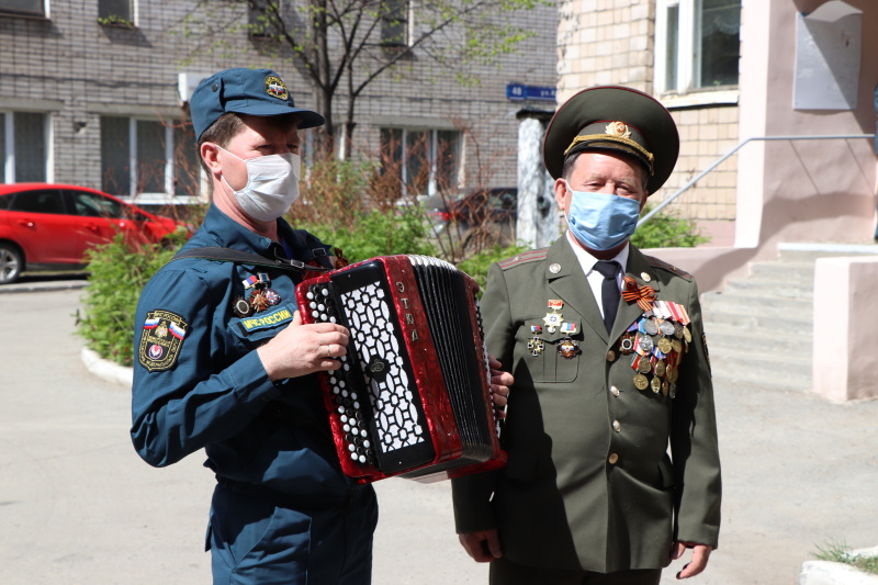 Сотрудники МЧС России поздравили с 75-летием Дня Победы участников боевого и трудового фронта