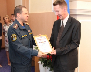 Сотрудника полиции и предпринимателя наградили за мужество на пожаре